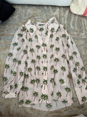 Alice + Olivia Palm-Tree Print Button-Up Blouse in Blush Pink
